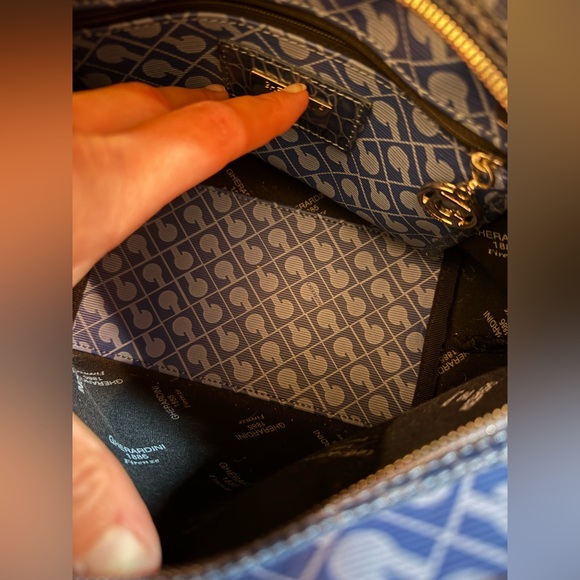 Gheradini leather handbag in like new condition - Picture 2 of 11